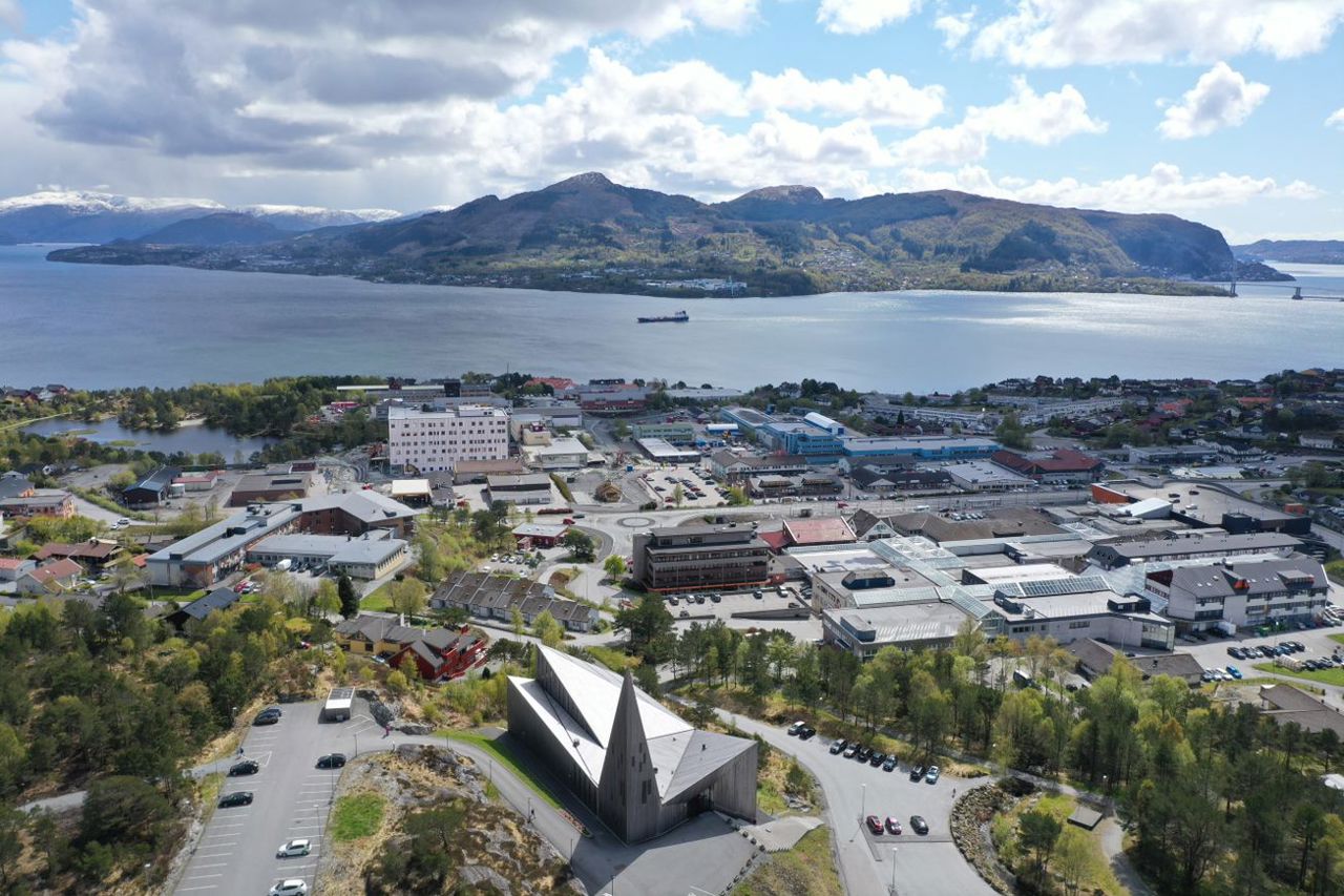 Knarvik sentrum, med Knarvik kyrkje i framgrunnen. 