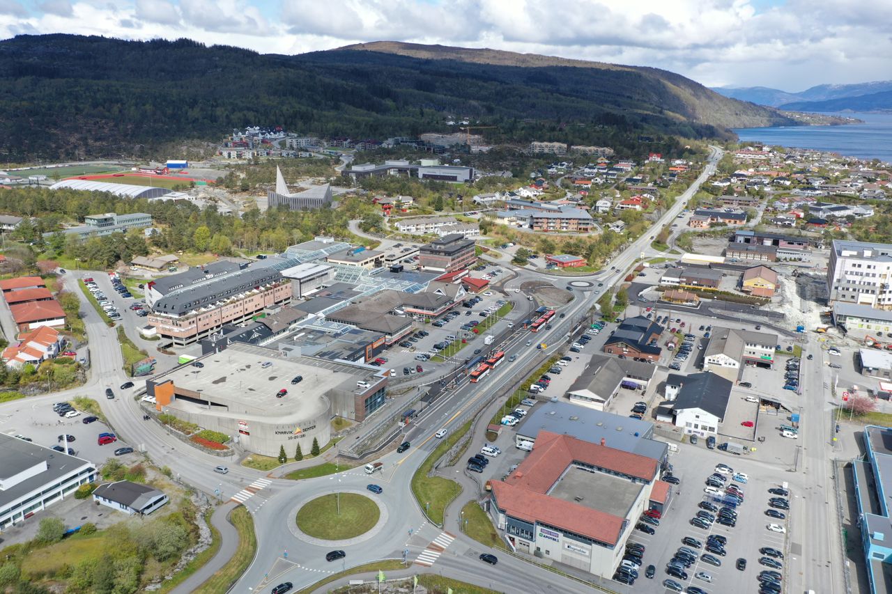 Knarvik sentrum, med Knarvik Senter midt på biletet. 
