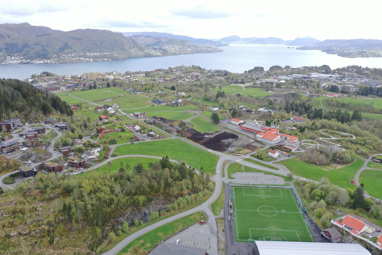 Oversiktsbilete av Sagstad. Sagstadvegen går mot Frekhaug sentrum, øvst til venstre i biletet. 