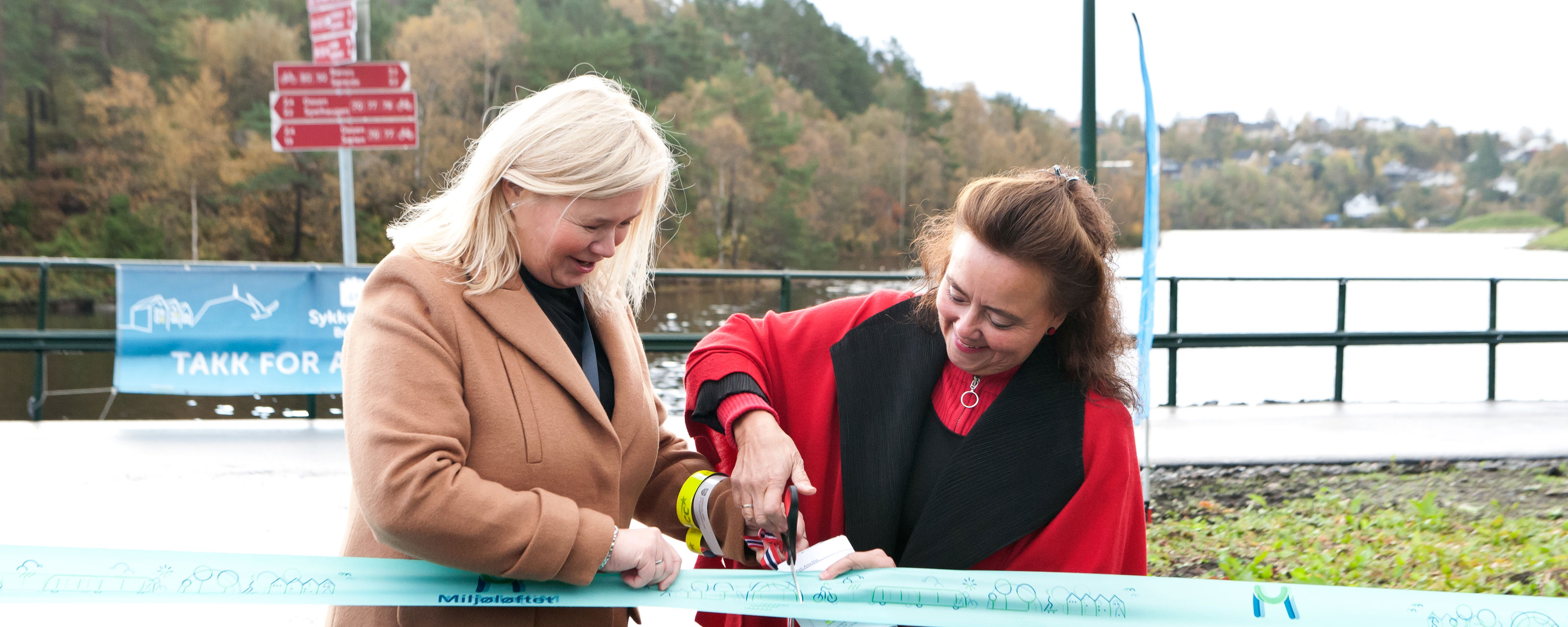 Grethe Vikane, avdelingsdirektør for vegavdeling Hordaland, og Anna Elisa Tryti, Byråd for byutvikling i Bergen, klipper Miljøløftet-snoren for ny sykkelveg med fortau langs Bjørgevegen.