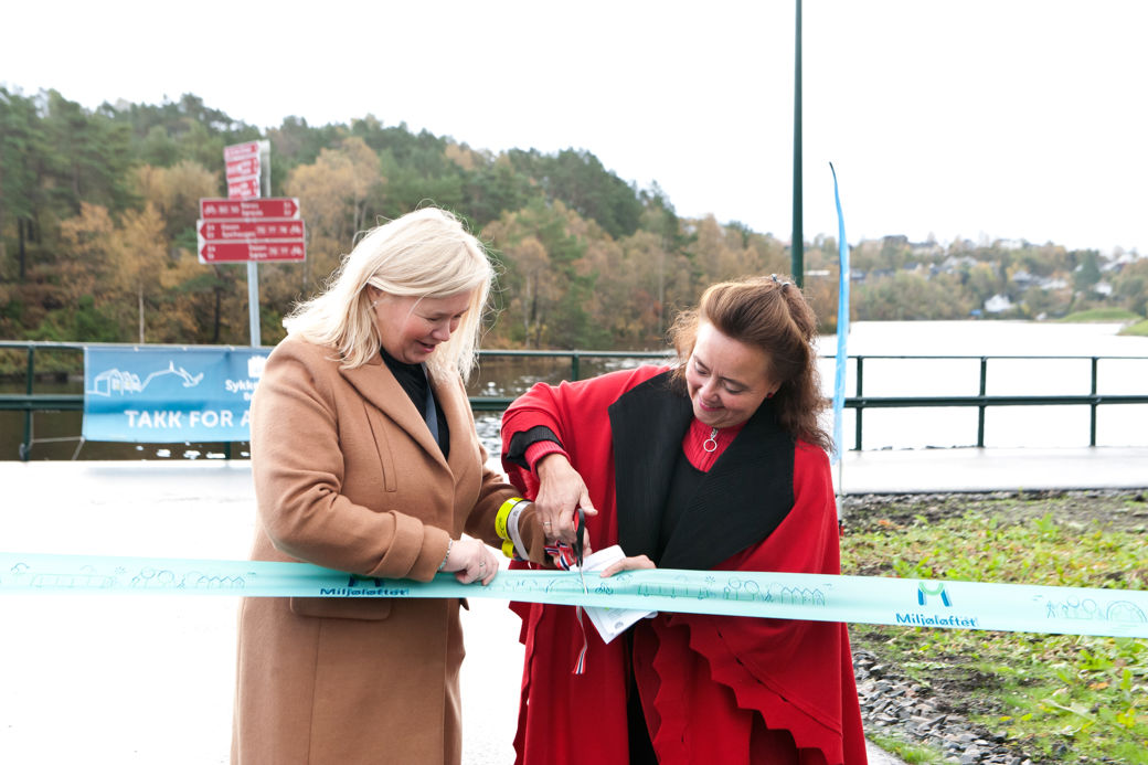 Grethe Vikane, avdelingsdirektør for vegavdeling Hordaland, og Anna Elisa Tryti, Byråd for byutvikling i Bergen, klipper Miljøløftet-snoren for ny sykkelveg med fortau langs Bjørgevegen.