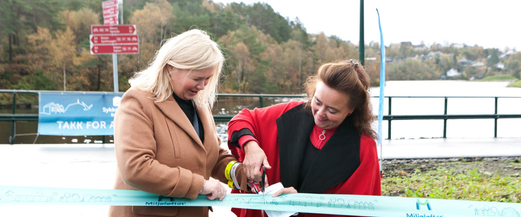 Grethe Vikane, avdelingsdirektør for vegavdeling Hordaland, og Anna Elisa Tryti, Byråd for byutvikling i Bergen, klipper Miljøløftet-snoren for ny sykkelveg med fortau langs Bjørgevegen.