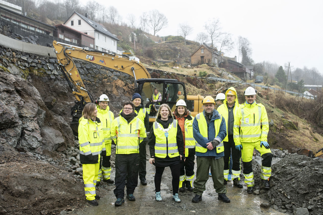 Representantar frå  Vestland fylkeskommune, Alver kommune, Miljøløftet og entrepenøren Magne Hope AS var på plass då armbandet skulle klippast. Foto: Thor Brødreskift